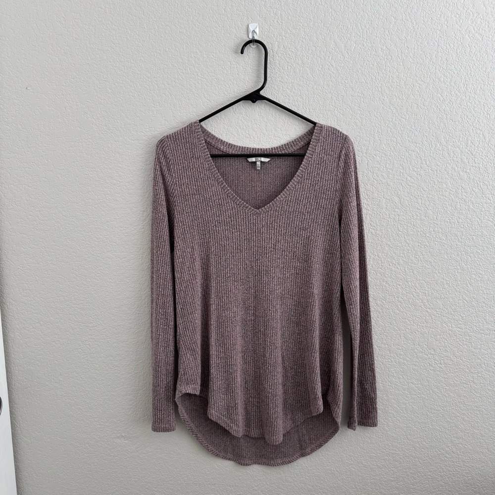 Light knit v-neck top